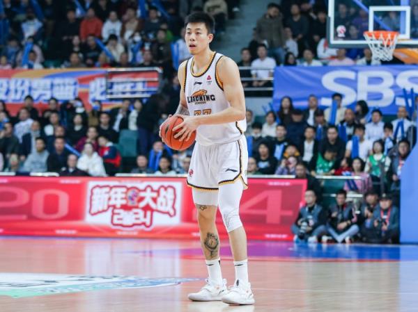 屋漏偏逢連夜雨！張鎮(zhèn)麟7中1僅得2分2板4助 末節(jié)受傷離場(chǎng)